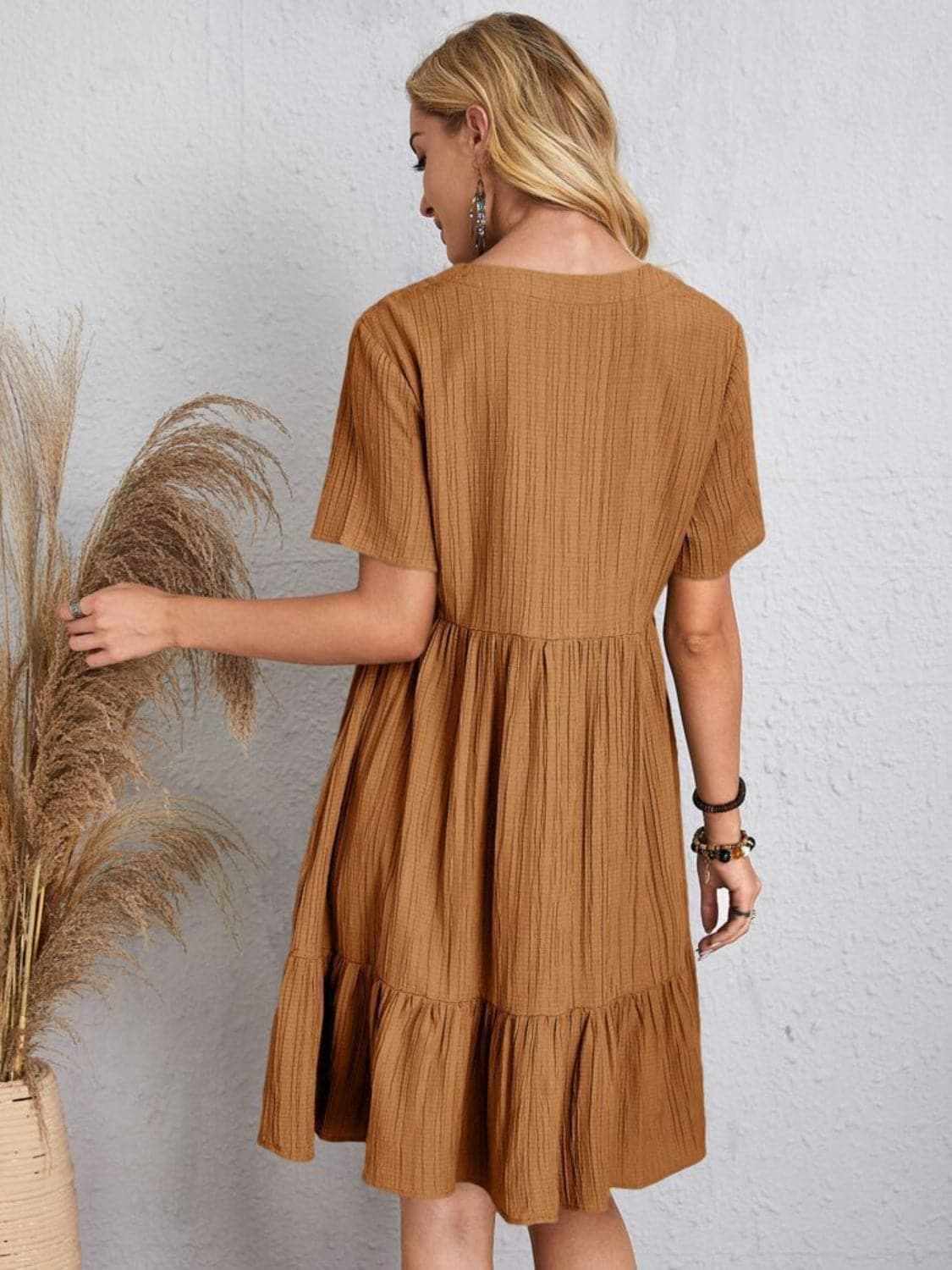 Elegant V-neck dress - 100% polyester