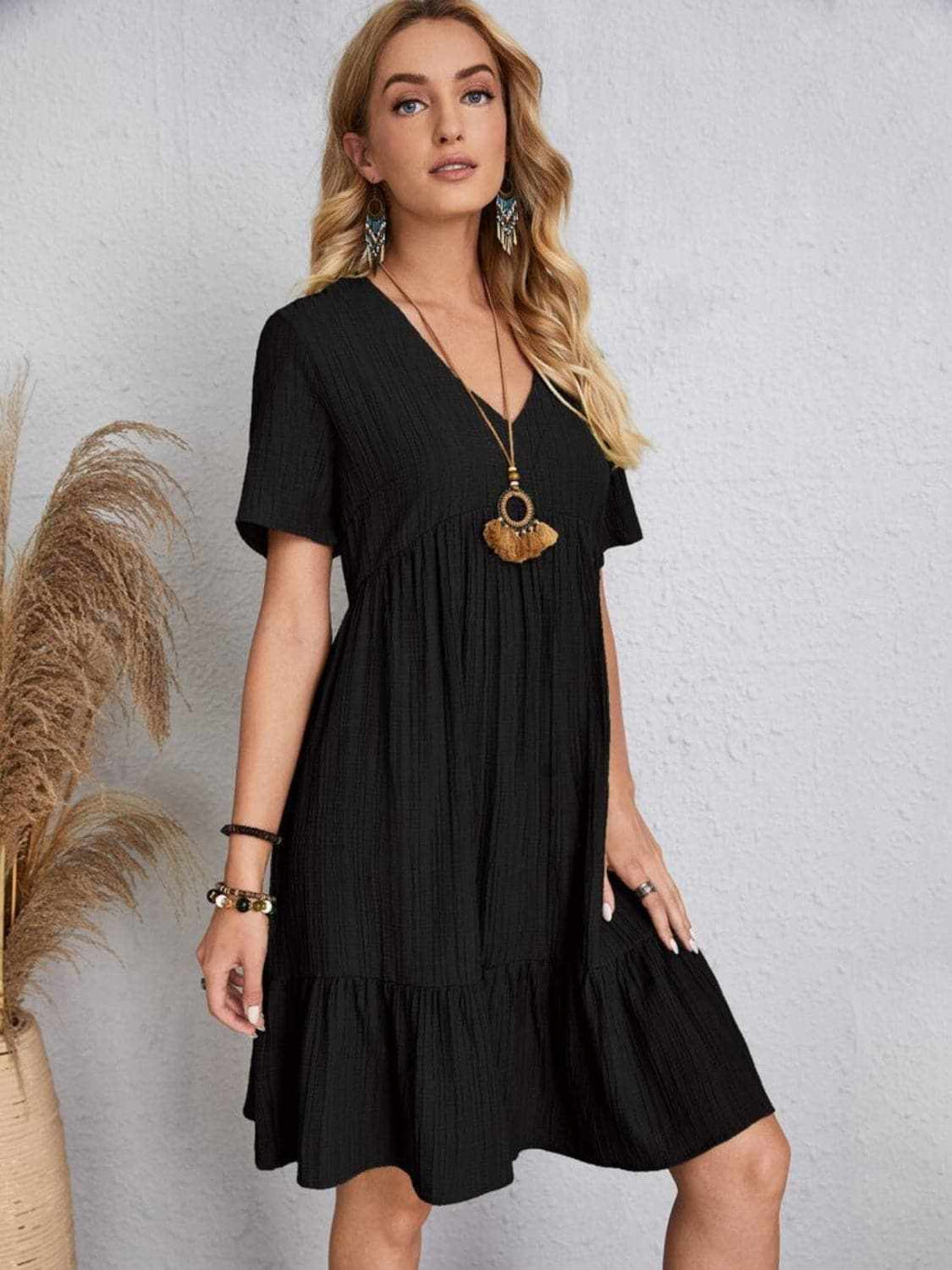 Elegant V-neck dress - 100% polyester