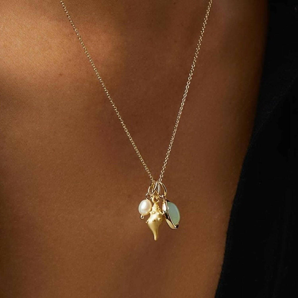 Elegant crystal conch necklace
