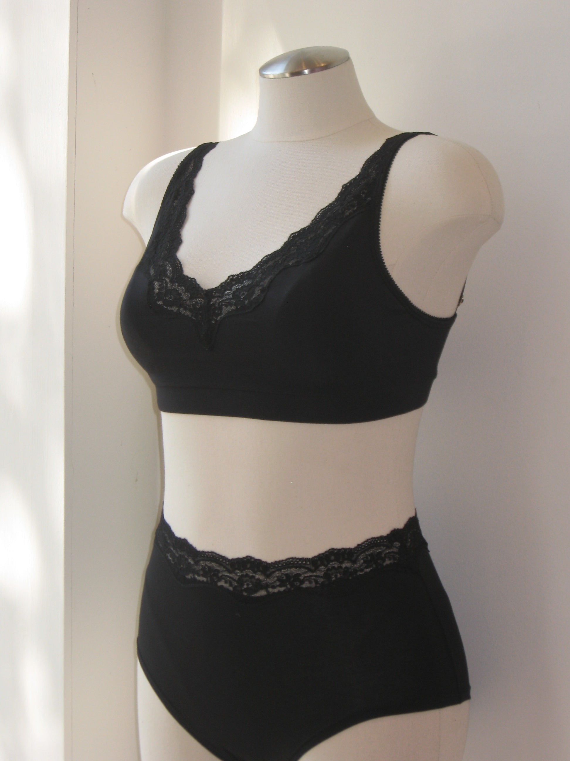 Salua Highwaisted Panty with Lace Edge