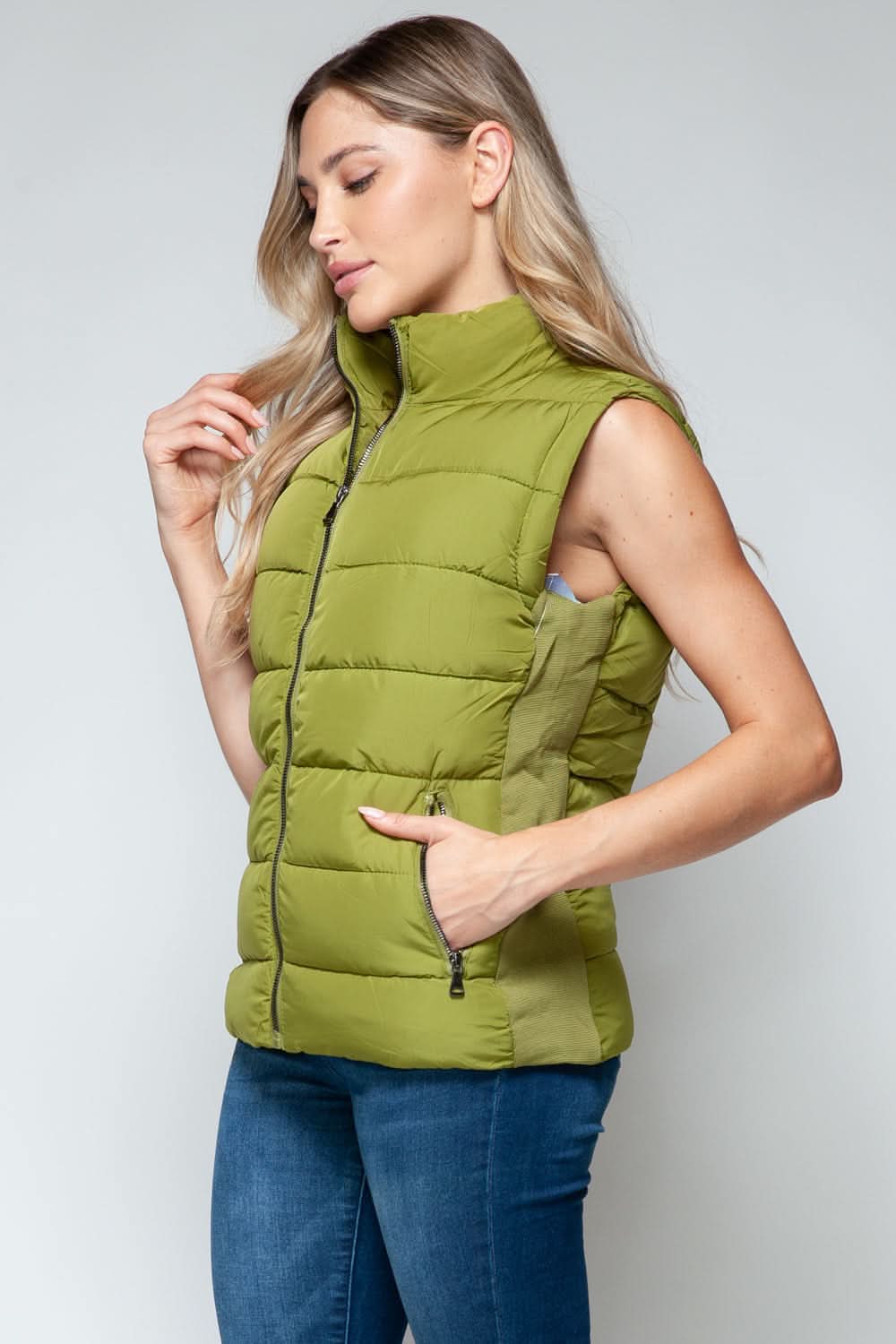 Snobbish cozy zip-up turtleneck vest