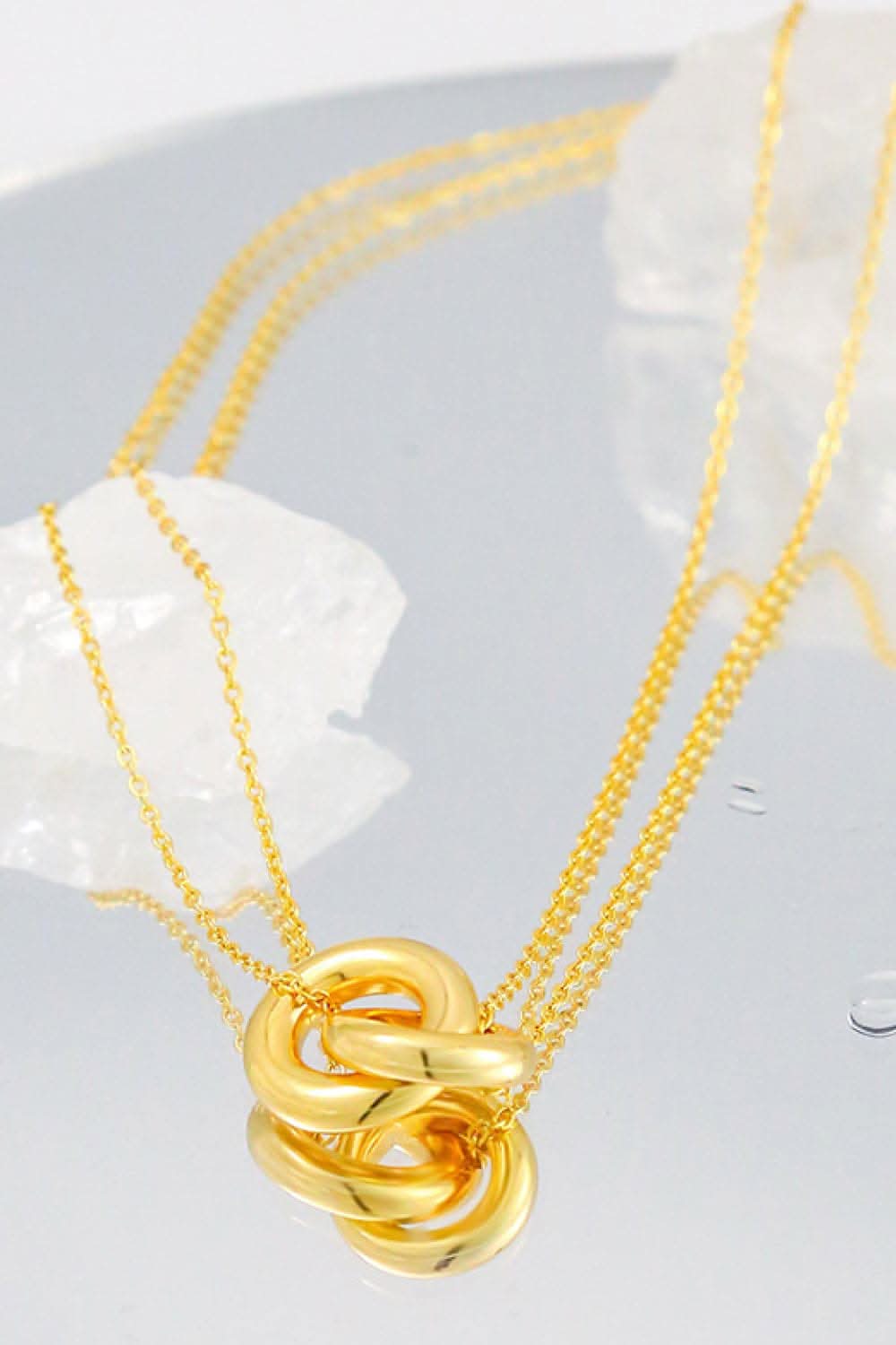 Linked ring pendant chain necklace